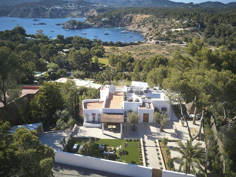 Exquisite Villa With Parking Space
