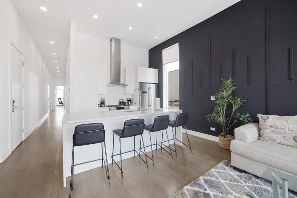 4-bedroom Penthouse w 2 Large Balconies Rooftop