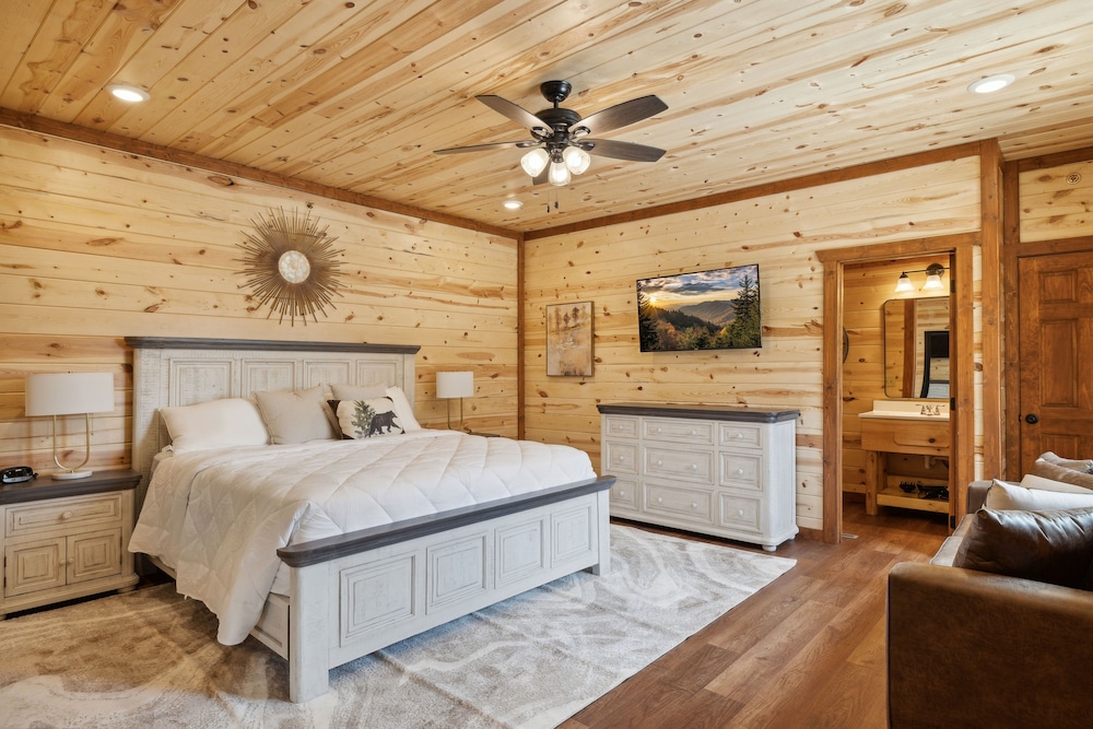 Smoky Mountain Splash 6 Bedroom Cabin by RedAwning view 2