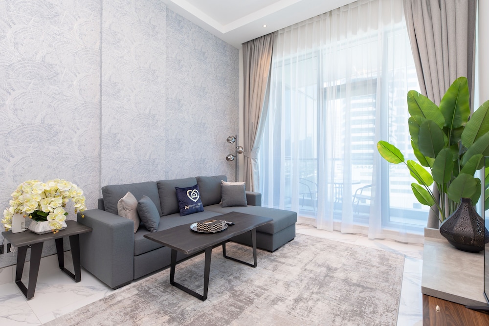 SIMPLY COMFORT Urban Chic Suites in J One Tower City & Canal Views