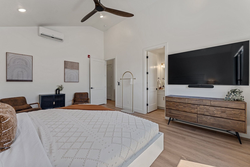 Desert Jewel With Private Gym And Pool 4 Bedroom Townhouse
