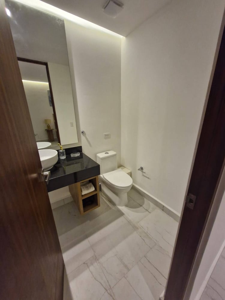 Super Cute Flat on 5th Ave in PdC Steps From Beach