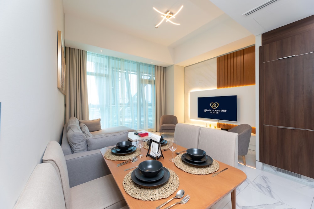 SIMPLY COMFORT Urban Chic Suites in J One Tower City & Canal Views