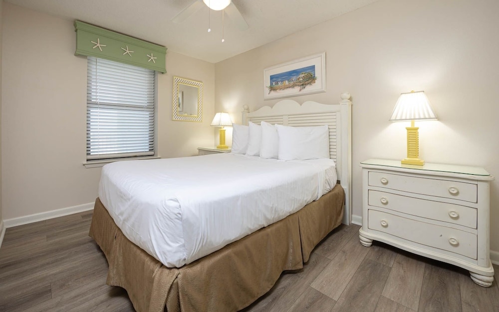 Phoenix Vi 6908 3 Bedroom Condo