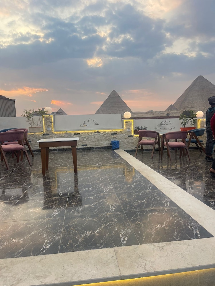 Pyramids Solar Boat Inn