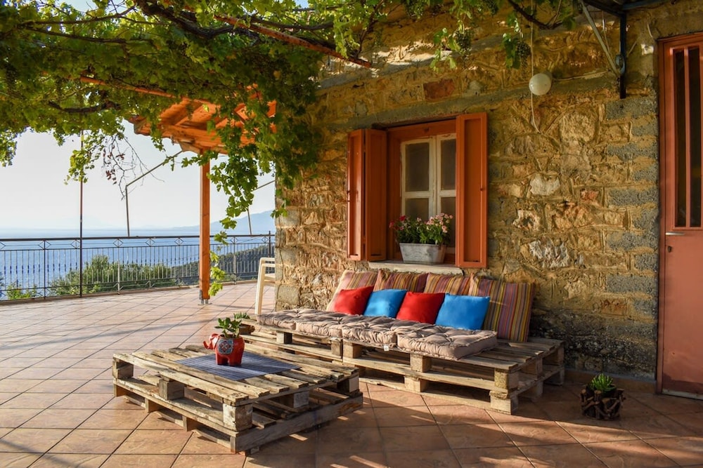 Coastal Stone Residence With Spectacular Scenery