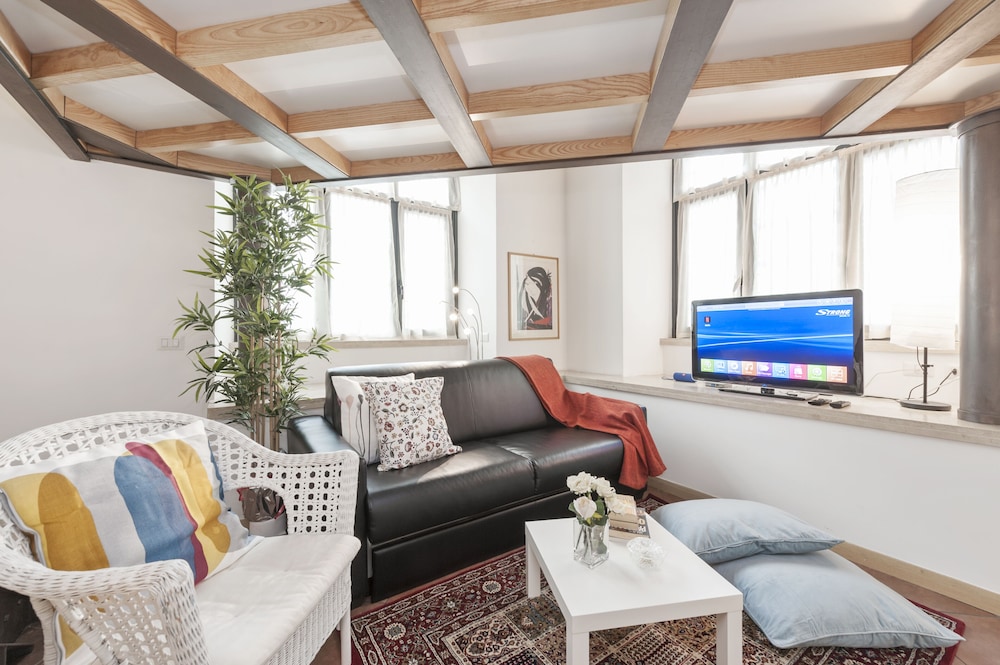 Inviting 3-bed Apartment in Roma 4mins to Colosseo