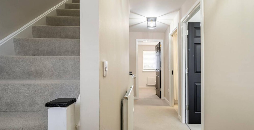 Charming 3 Bed Home in Stepps, Glasgow - Garden & Patio