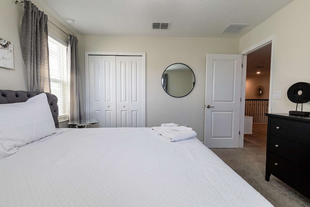 Luxury 9BR Villa Poolside Bliss n Pool Table Fun