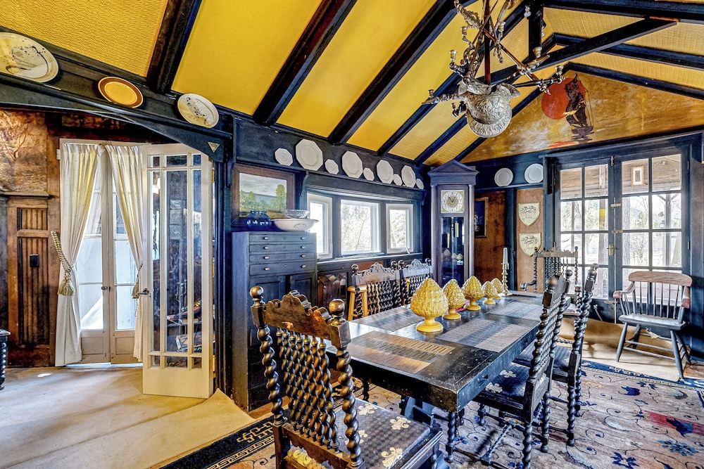6BR Lakefront Estate w/ Private Piers & Patios