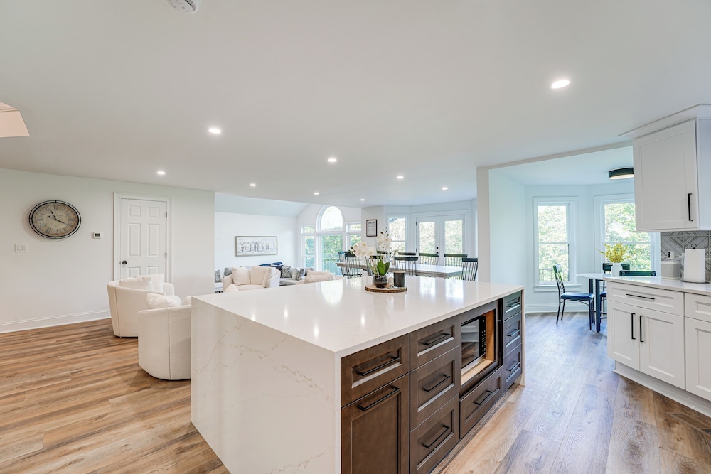 Hot Tub, Decks & 2 Kitchens: Mtn-view Jasper Gem!