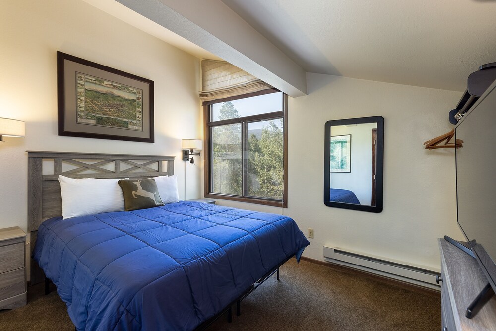 1196 Flying Dutchman 1 Bedroom Condo by RedAwning view 4