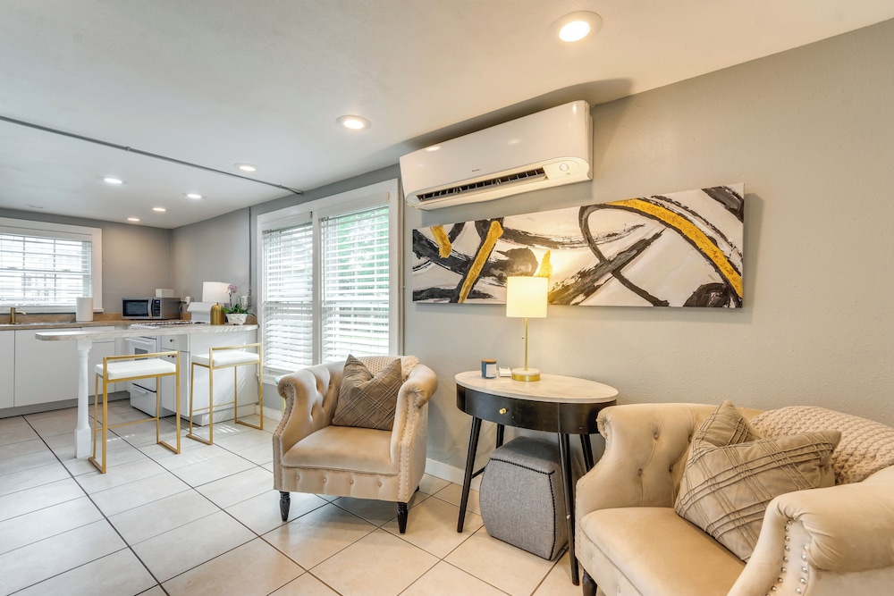 2 Mi to Dtwn Pensacola: Dog-friendly Apartment