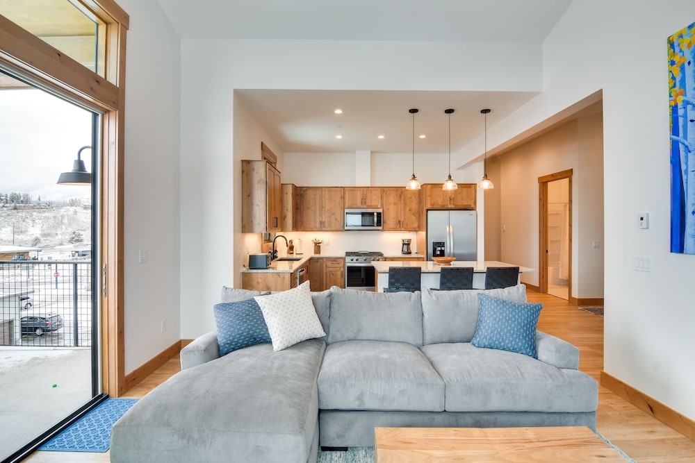Winter Park Retreat: Balcony, Hot Tub & Fireplace!