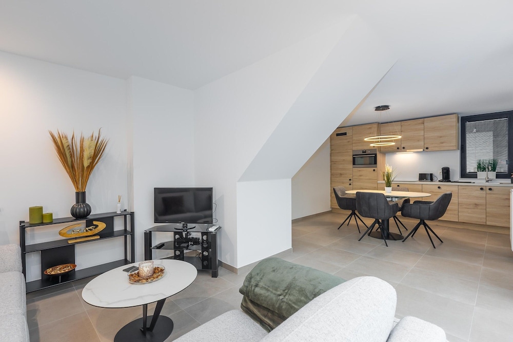 Newly Built Holiday Home for 6 People by the sea