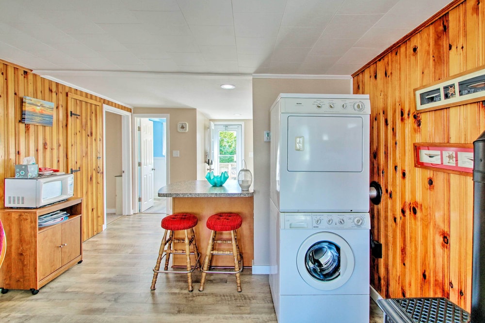 Cozy Hampton Cottage - Walk to Beaches & Marina!