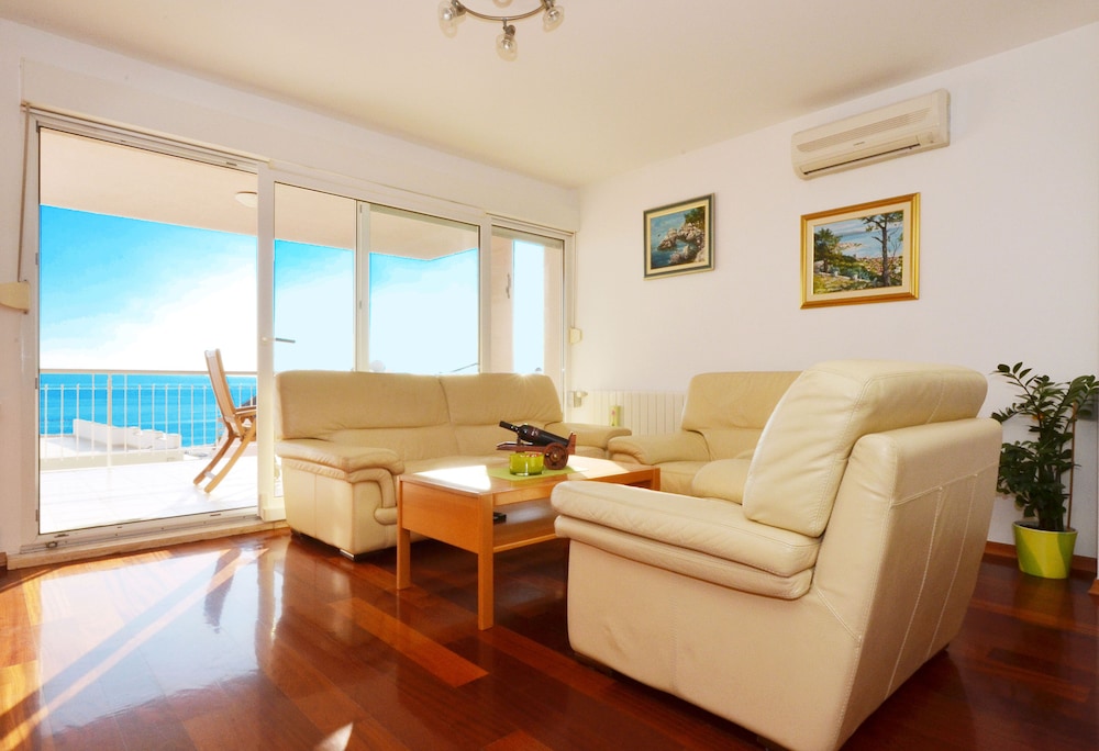 Lilly - spacious 3 bedroom apartment