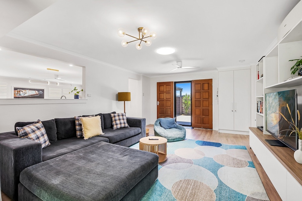 Family Home Near Cafes and Surf Beaches