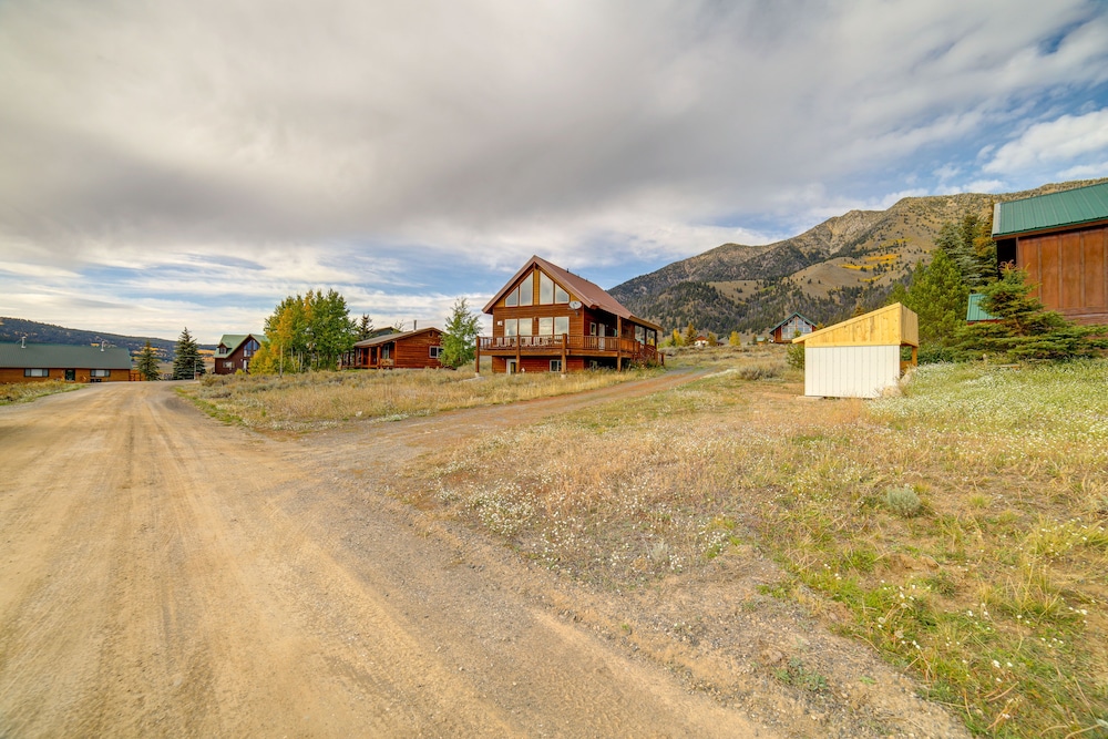 Custom Log Cabin w/ Views - 20 Mi to Yellowstone! view 5