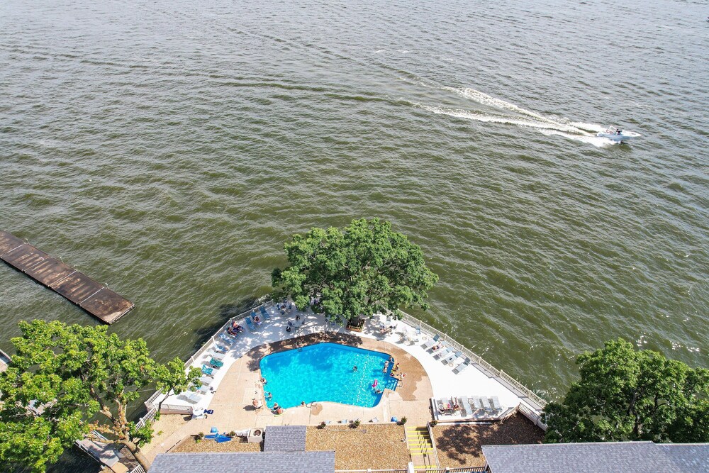 Spacious Family Friendly 3 Bed/3 Bath w/ Amazing Views, Lakeside Pool, & Boat Slip