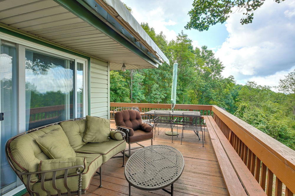 Deck, Fire Pit, Games: Family Escape Near Boone