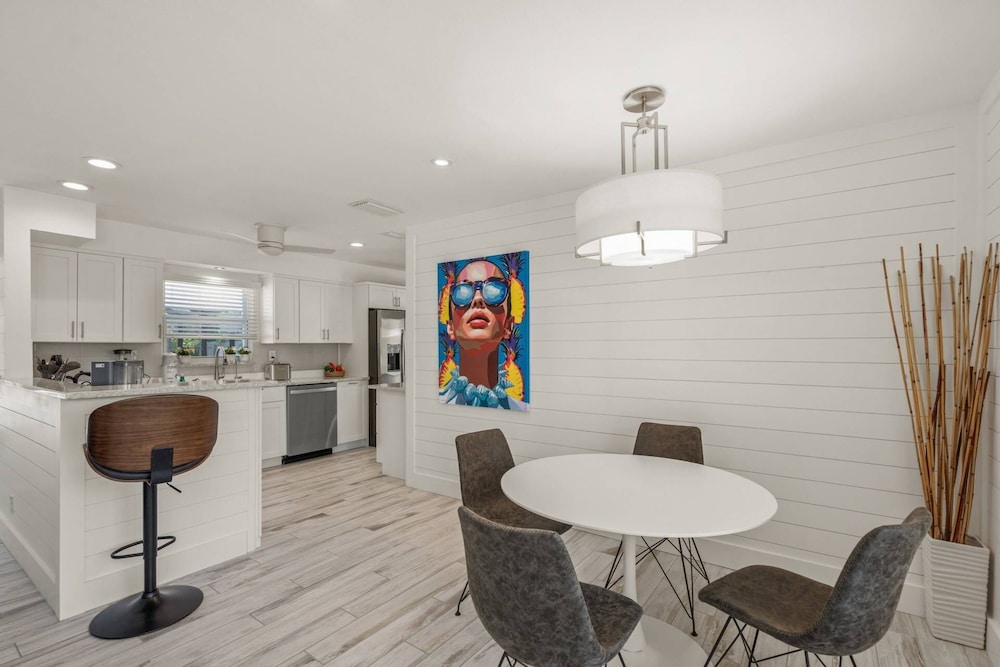 Dockside Getaway on Avenida