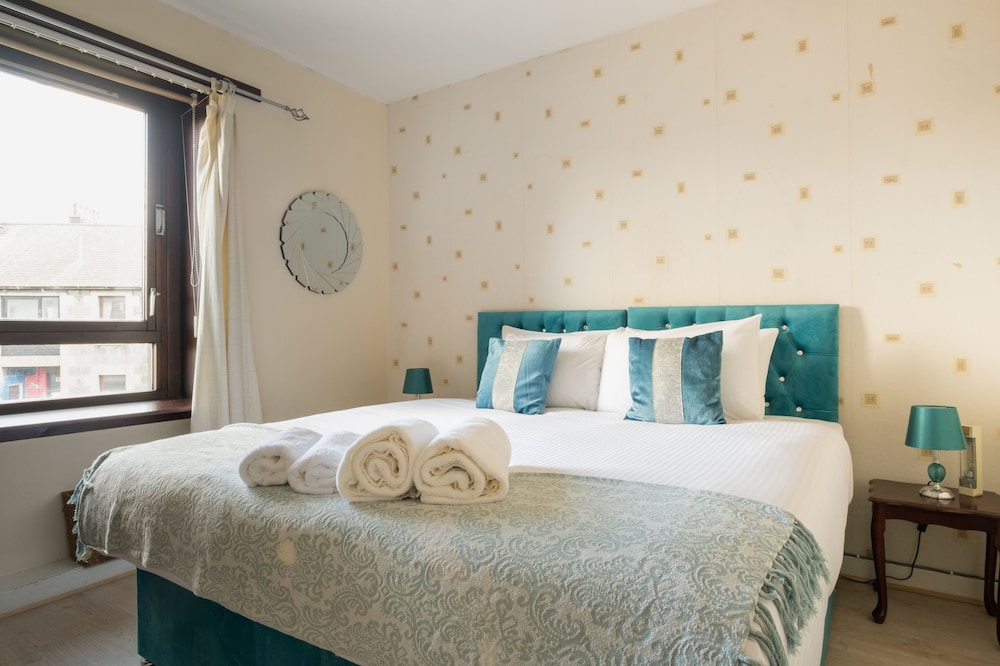 Novelty Suites - Roslin Street