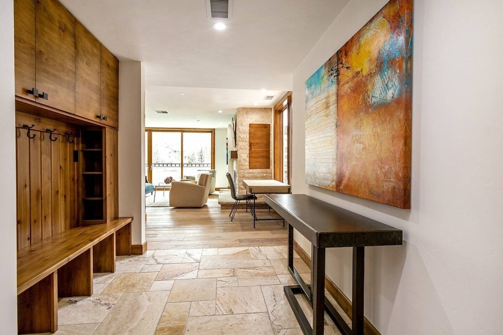 Luxe 4 Bedroom Beaver Creek Lodge Condo With ski in, ski out Access