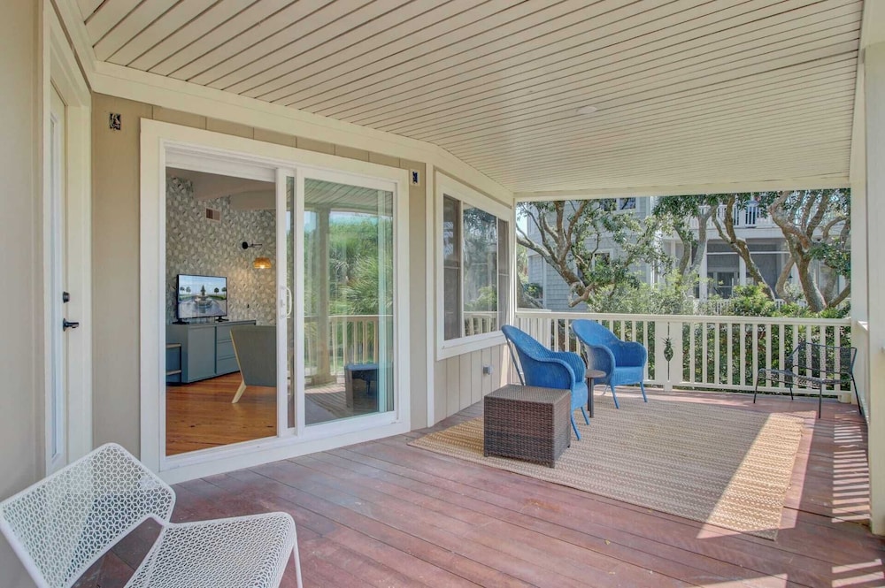 Private Pool, Putting Green & Steps to Isle of Palms Beach Paradise on Palm