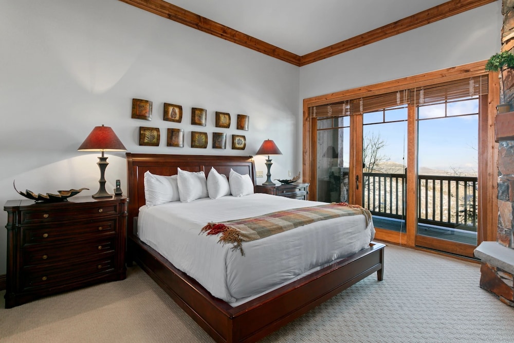 Grand Lodge - 3 Bedroom Deluxe #206 - Ski-in/out 3 Condo