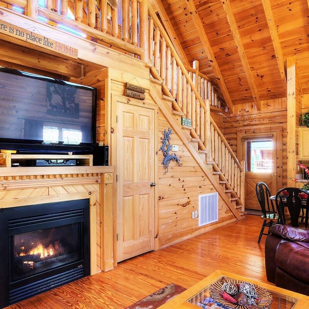 Gorgeous Cabin Hot Tub Fireplace Great Location view 4