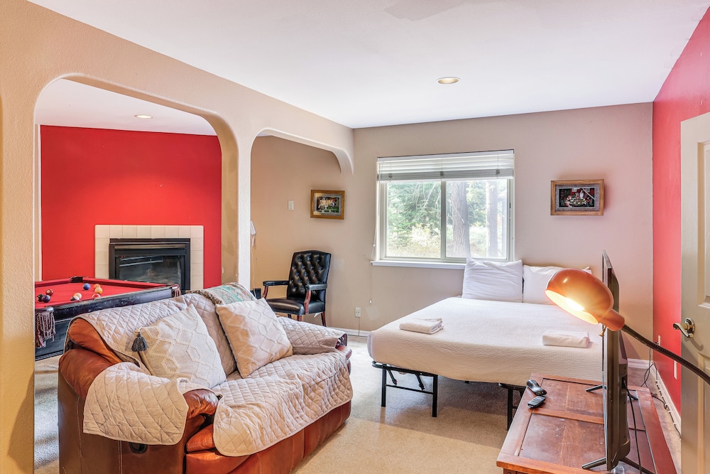 7 Mi to Beach: Home w/ Hot Tub in South Lake Tahoe