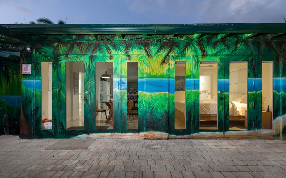 Stunning & Private 5 BDR Canal-front Home w/ Pool! - Image 1