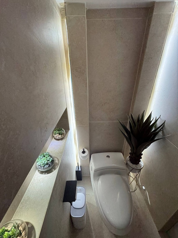 Stylish 1BR Getaway, Jacuzzi, Fireplace, Gym and AC