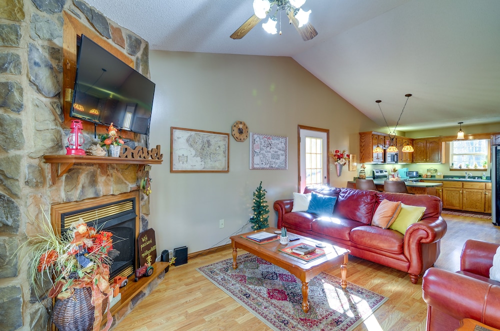 Burnside Resort Cabin w/ Hot Tub & Outdoor Spots!