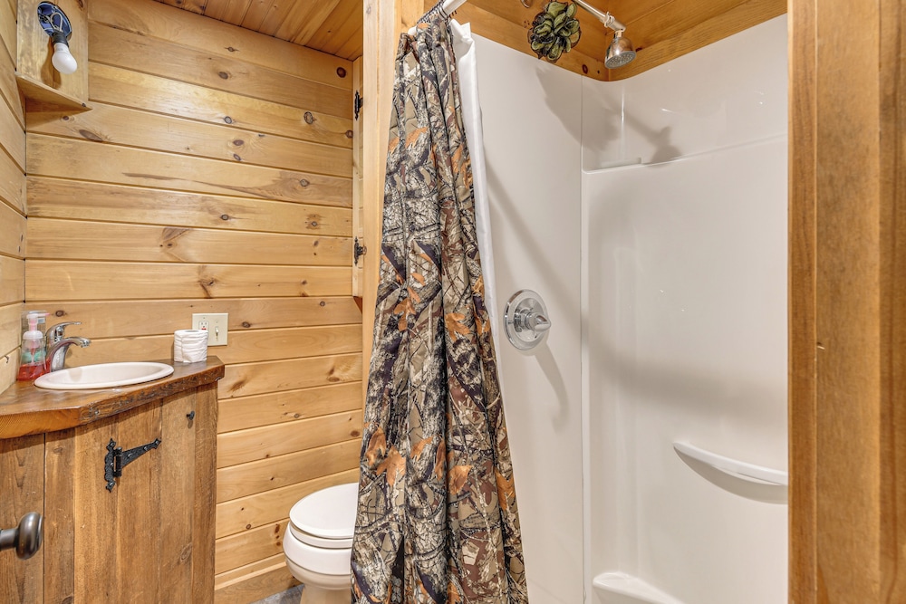 Luxe Cabin Compound 4 Mi to Cameron State Forest!
