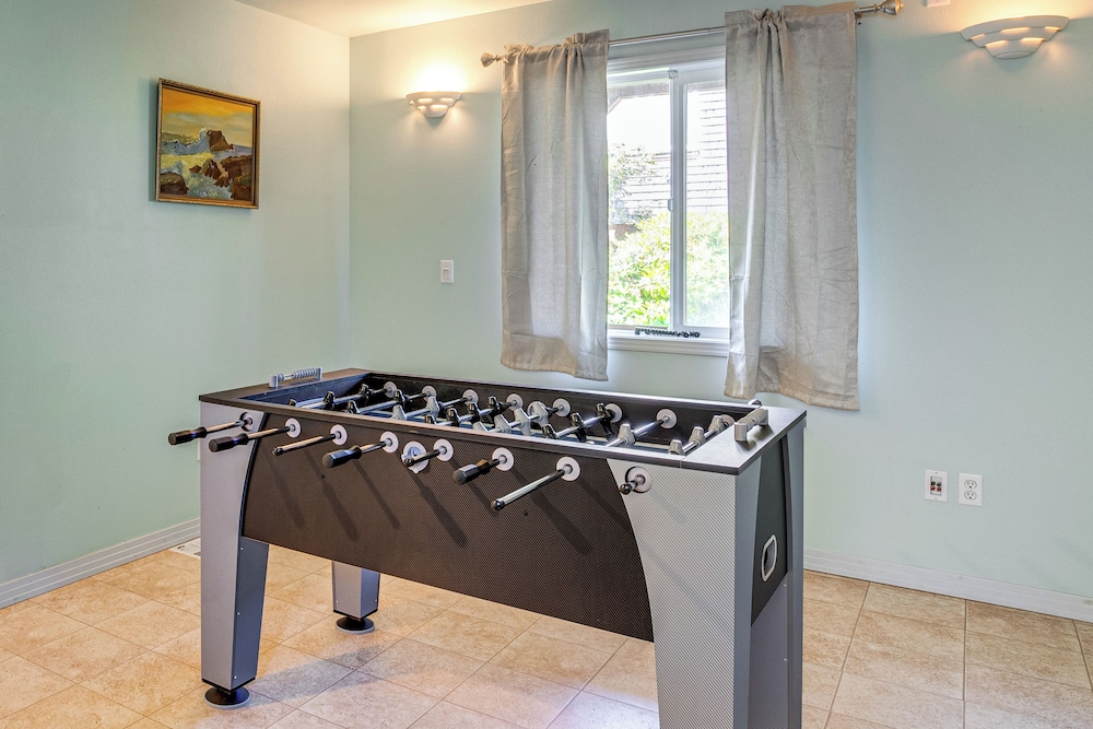 Walk to Shore: Home w/ Deck in Rockaway Beach!