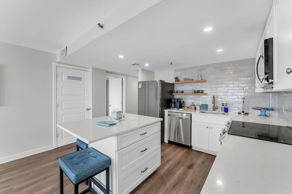 Oceanfront Gem Pool, Balcony, Modern Touch 3 Bedroom Condo