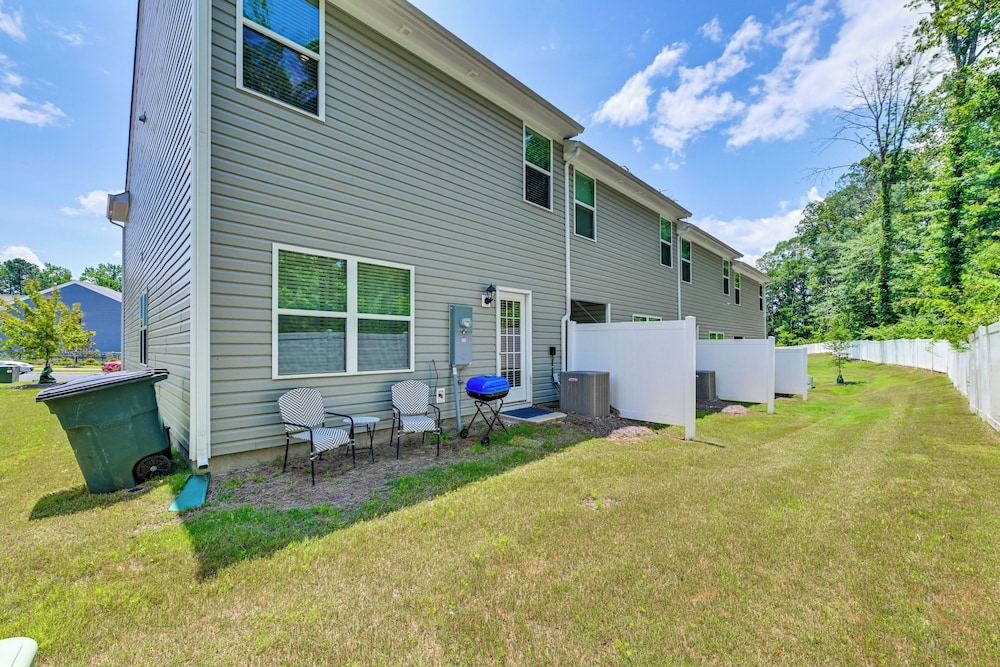 7 Mi to Uptown - Pet-friendly 2-story Townhome!