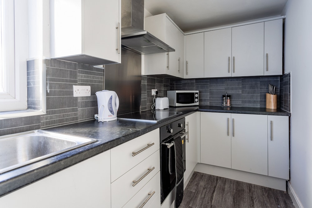 Darlington 4Bd Home: Modern Comfort & Free Parking