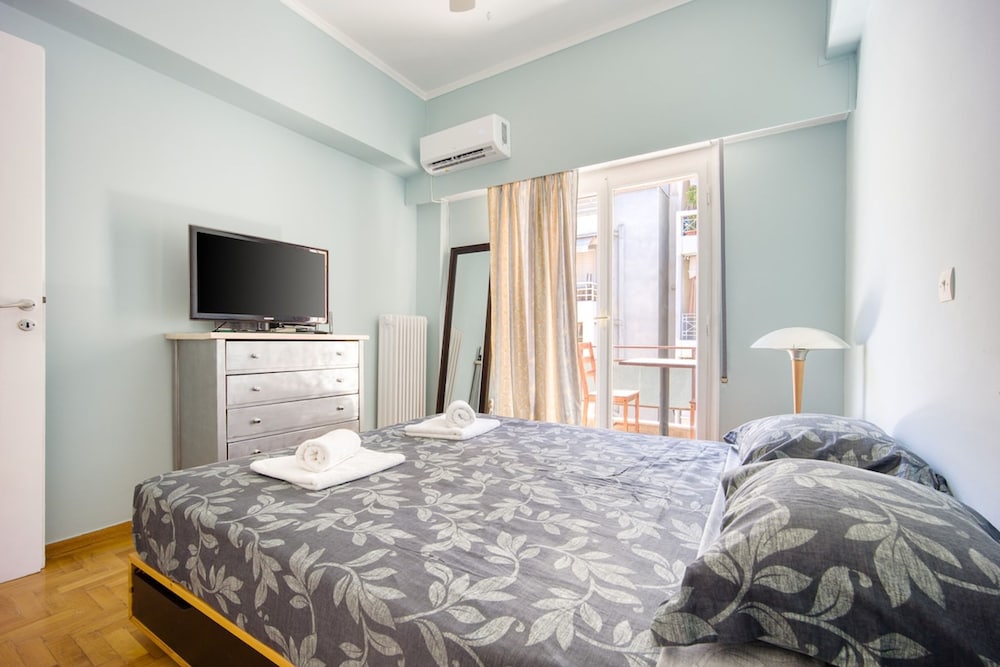 Sunny 1-bedroom Apt 10 Min Walk to Acropolis