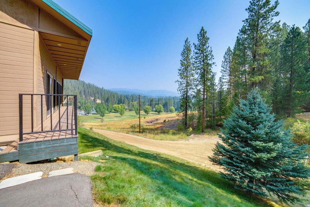 Mtn-view Oasis w/ Pool Access in Garden Valley