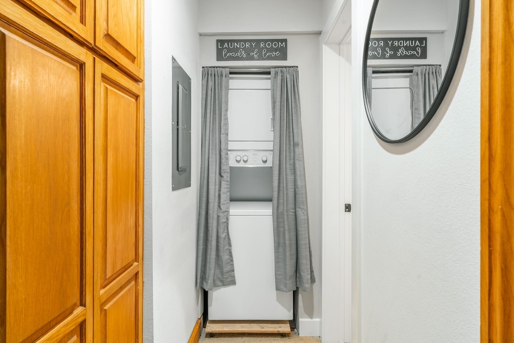 Cimarron Lodge 14 by Avantstay Ski-in Ski-out Property in Complex w Two Hot Tubs Permit 3601