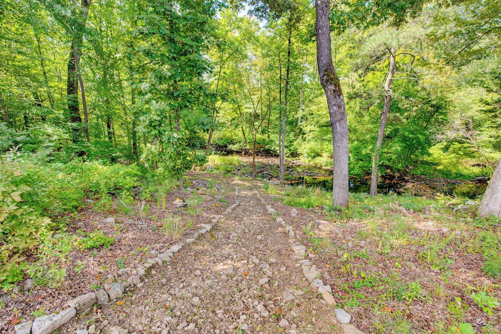 Creek Access, Fire Pit & Grill: Summerville Studio