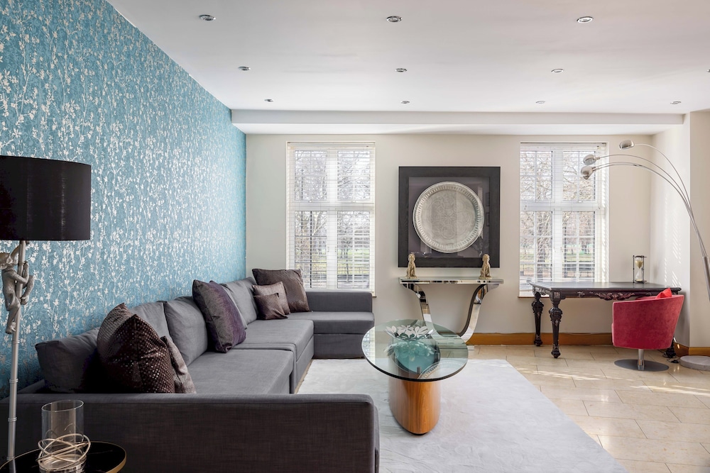 Park Lane 4-bed Mayfair Family House