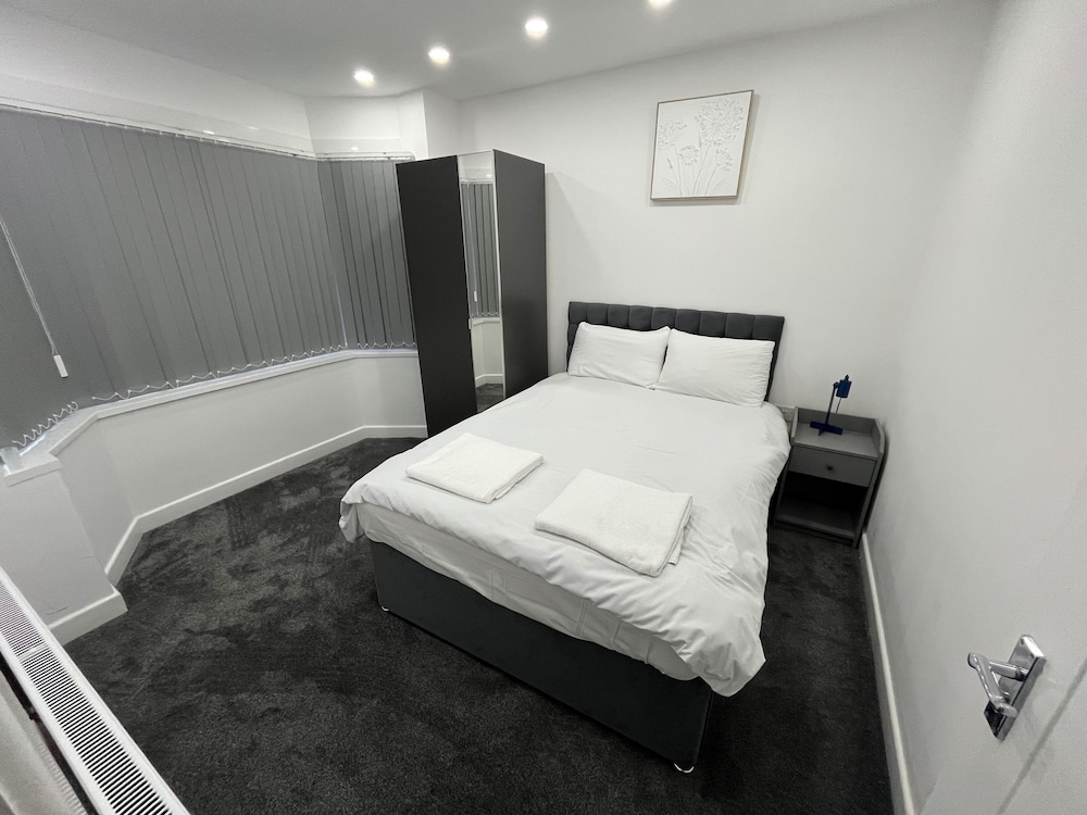 Spacious 4 Bed Home - Sleeps 7, Garden & Parking