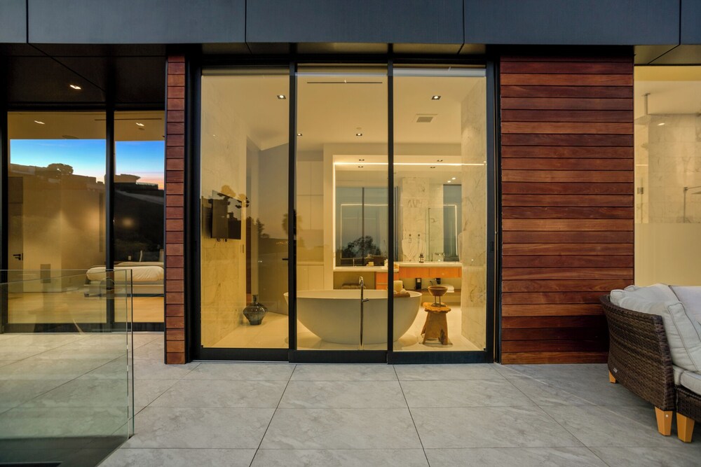 Belfast Estate - Mid-century Meets Modern - Luxe Poolside Villa