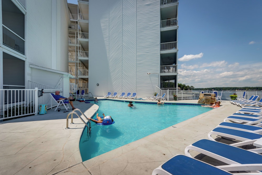 5th-floor Lakefront Condo: Elevator + Pool Access!