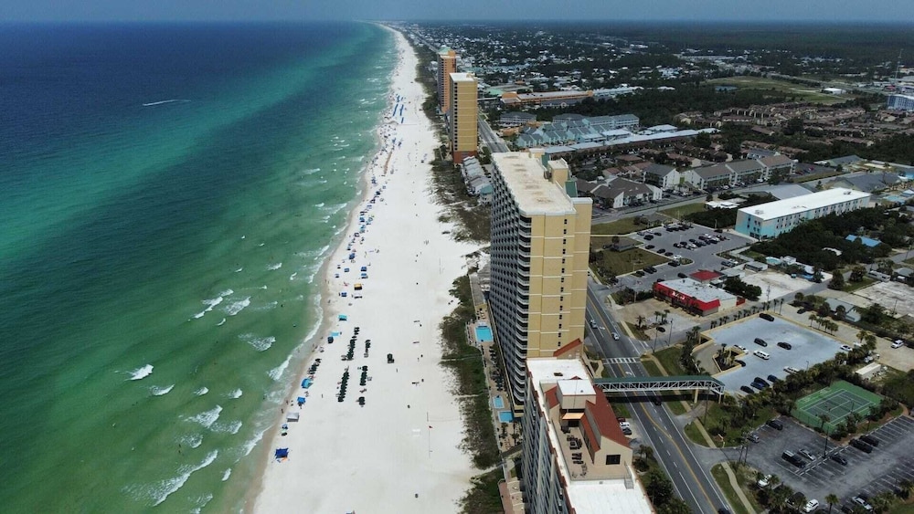 Emerald Isle Resort 405 by Avantstay Beachfront, Beach Chairs + Pool Access