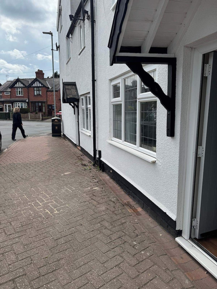 Cottage - Sleeps 4 - Pet Ok - Patio - Parking